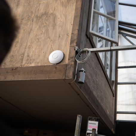 Wifi accesspunkt på vägg