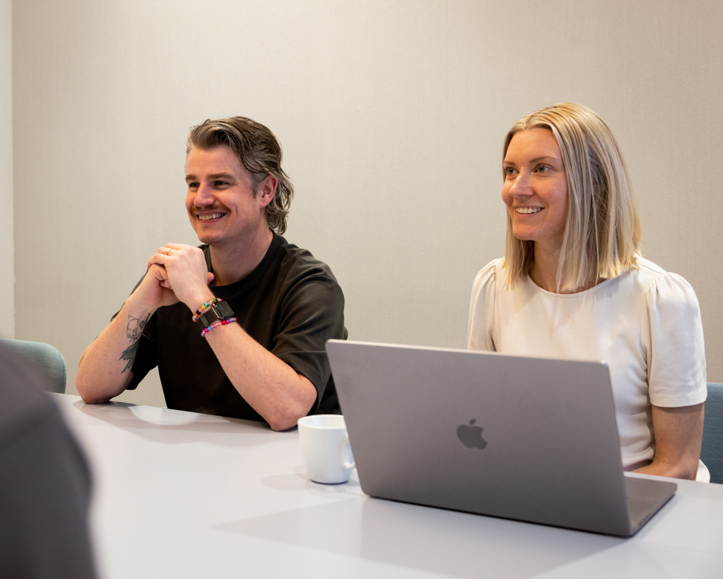 Mirvas anställda vid mötesbord med dator